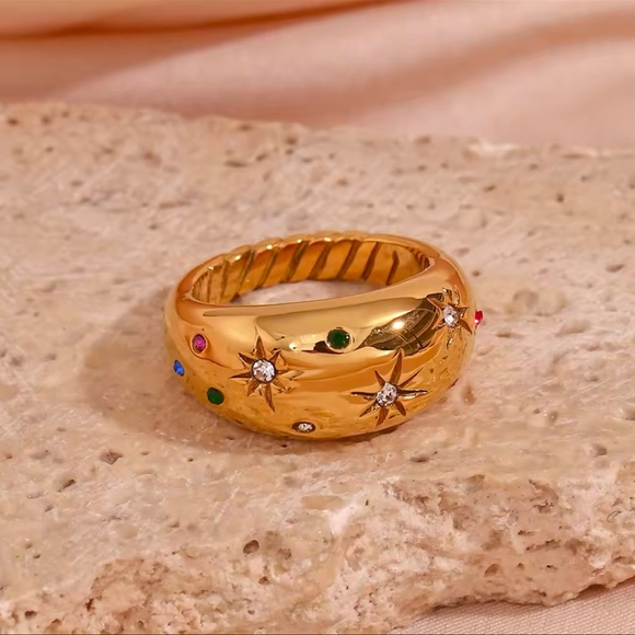 NWOT Dome Shaped Luxury Zircon Ring in Gold - Picture 4 of 11